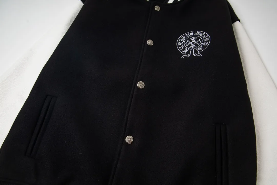 P380 Model No. Y611 Chrome Hearts Fw25 Chrome Hearts Horseshoe Cross Baseball Jacket Same style for men and women. New product is hotly shipped. The original customized woolen fabric has a little thickness. The upper body is still very good in early spring weather. Imported spliced pu leather sleeves. The original mold is made while the leather is delicate. The chest and back are super heavy-duty design. Exclusive customized cross metal decoration. Customized loose fit. Both men and women are very handsome. All details respect the original version. Mold customization of distressed cross snaps with incomparable distressed texture SIZE:M-XXL